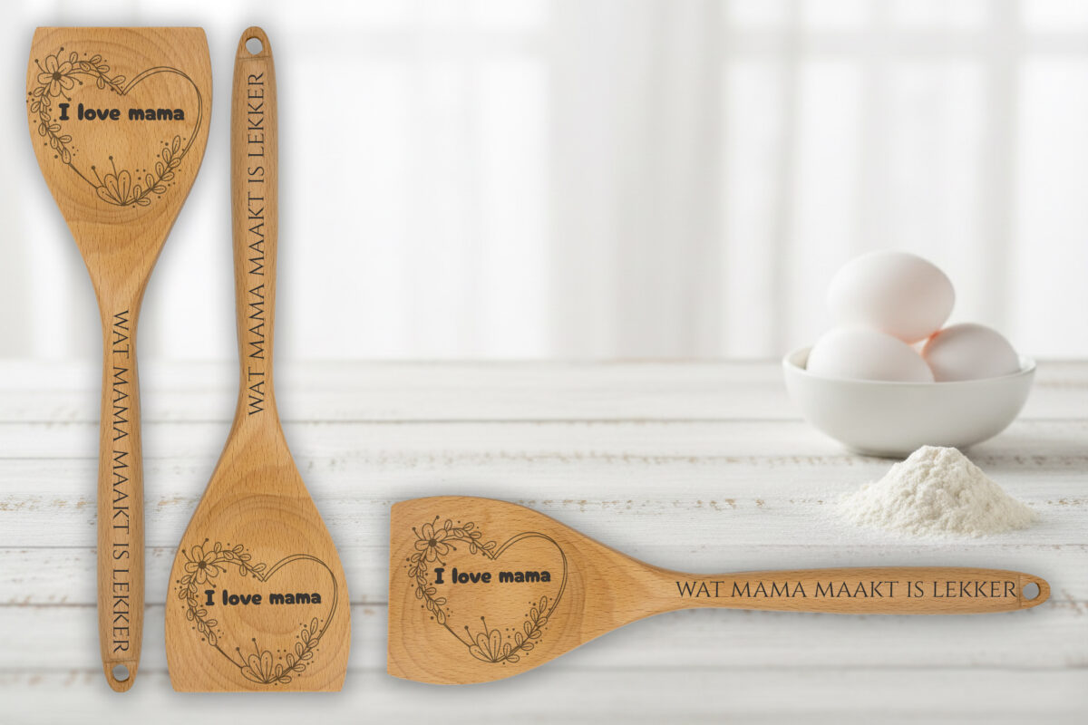Houten opschep- en roerlepel met eigen tekst of naam. Ambachtelijk gegraveerd. Uniek cadeau voor mama, papa of oma.