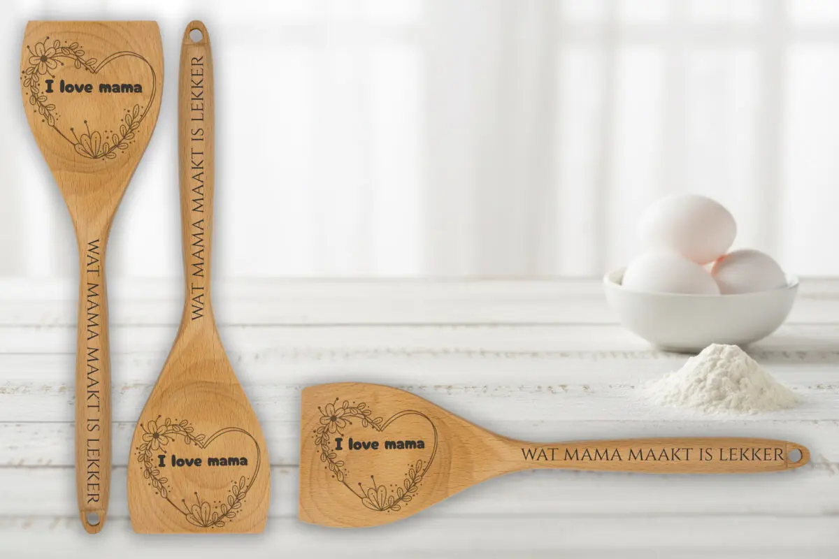 Houten opschep- en roerlepel met eigen tekst of naam. Ambachtelijk gegraveerd. Uniek cadeau voor mama, papa of oma.
