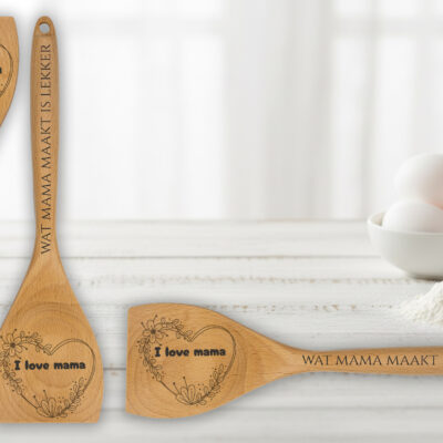 Houten opschep- en roerlepel met eigen tekst of naam. Ambachtelijk gegraveerd. Uniek cadeau voor mama, papa of oma.