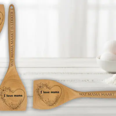Houten opschep- en roerlepel met eigen tekst of naam. Ambachtelijk gegraveerd. Uniek cadeau voor mama, papa of oma.