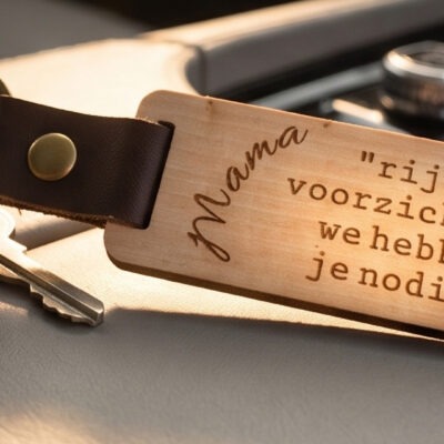 Houten sleutelhanger moederdag met tekst RIJ VOORZICHTIG en leren riempje