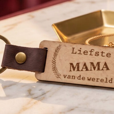 Houten sleutelhanger moederdag met tekst LIEFSTE MAMA VAN DE WERELD en leren riempje