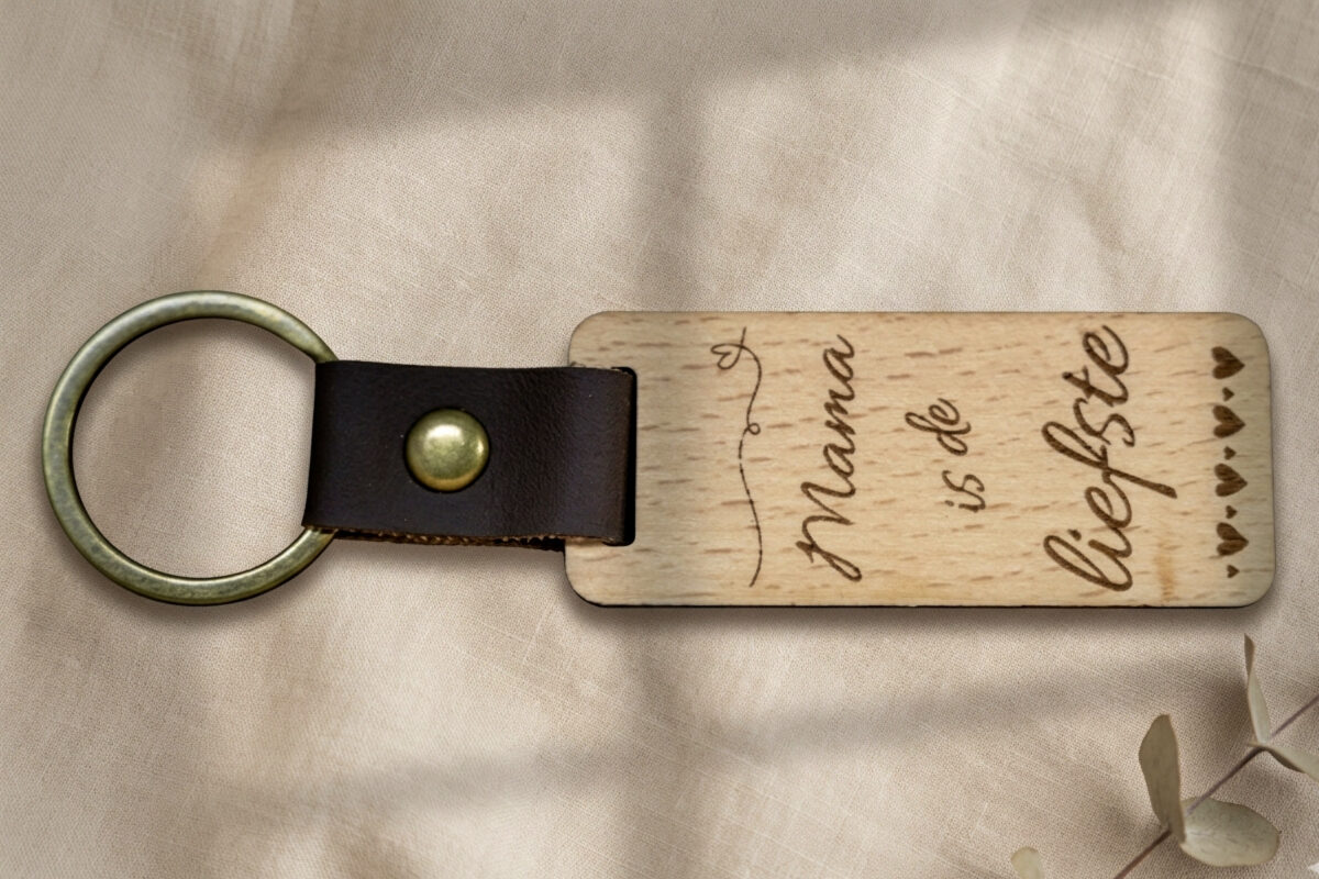 Houten sleutelhanger moederdag met tekst Mama is de liefste en leren riempje