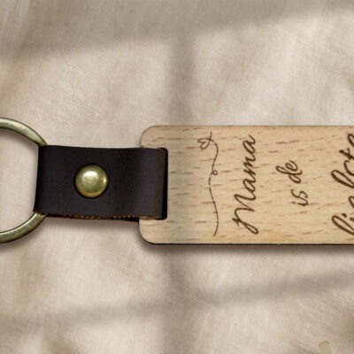 Houten sleutelhanger moederdag met tekst Mama is de liefste en leren riempje