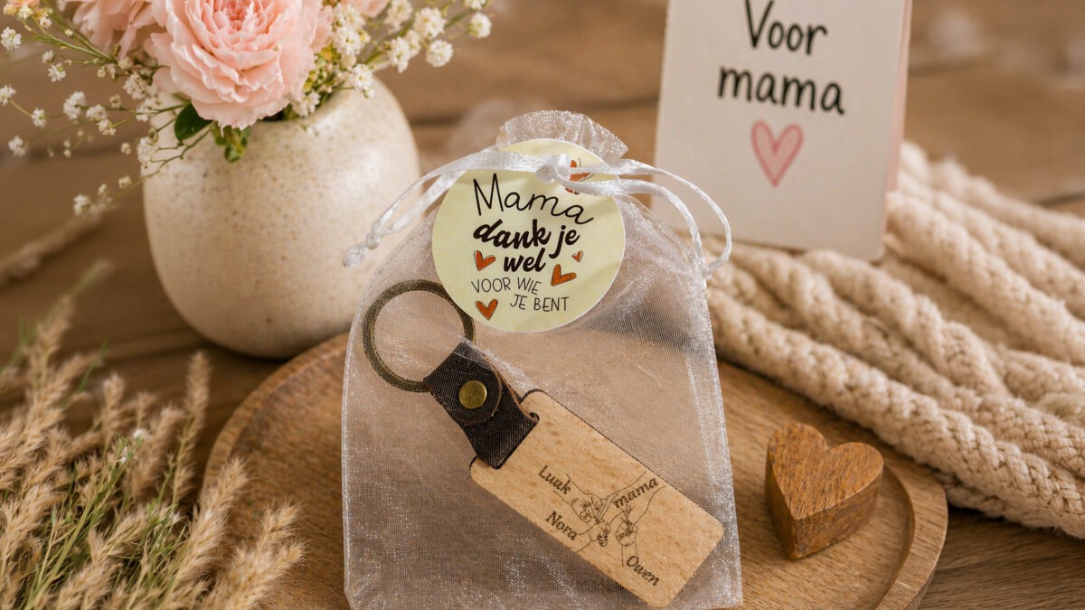Houten sleutelhanger met kindernamen voor mama - De Meesterbrander