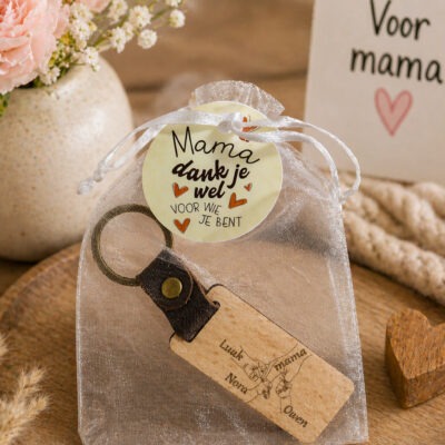 Houten sleutelhanger met kindernamen voor mama - De Meesterbrander