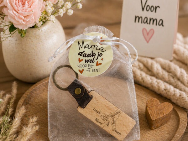 Houten sleutelhanger met kindernamen voor mama - De Meesterbrander