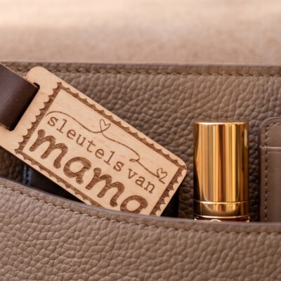 Houten sleutelhanger moederdag met tekst Sleutels van mama en leren riempje