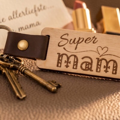 Houten sleutelhanger moederdag met tekst SUPER MAMA en leren riempje