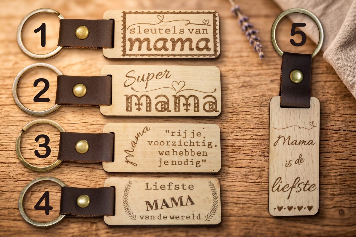 Houten sleutelhanger voor mama met moederhand en kinderhandjes met namen gegraveerd