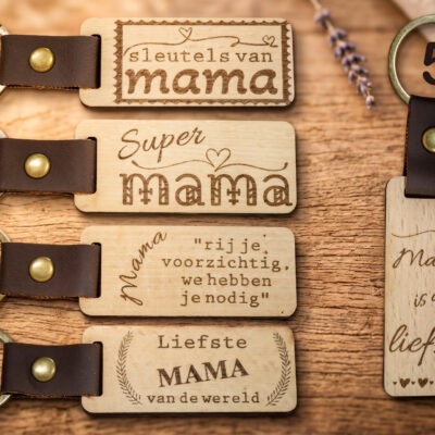 Houten sleutelhanger voor mama met moederhand en kinderhandjes met namen gegraveerd