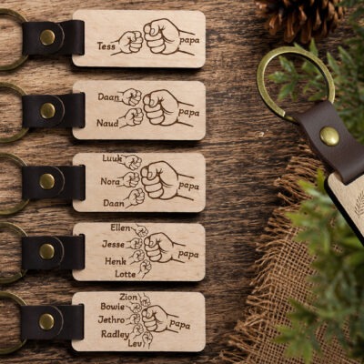 Houten Sleutelhanger met kindernamen voor papa is het vaderdag kado van 2026. vaderdagactie De Meesterbrander